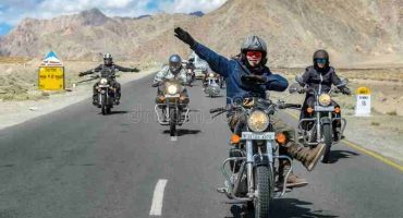leh-ladakh-india-september-biker-driving-motorbike-up-mountain-168841678
